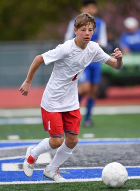 Atletik çocuk bir futbol maçı sırasında inanılmaz oyunlar yapıyor.