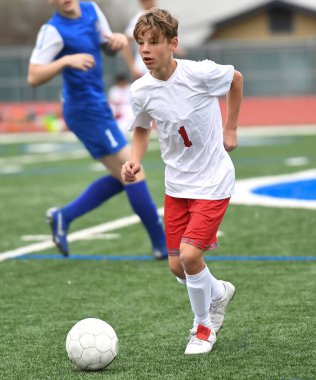 Atletik çocuk bir futbol maçı sırasında inanılmaz oyunlar yapıyor.