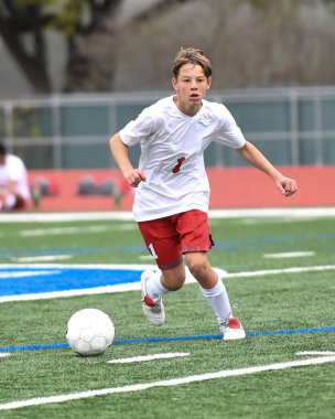Atletik çocuk bir futbol maçı sırasında inanılmaz oyunlar yapıyor.
