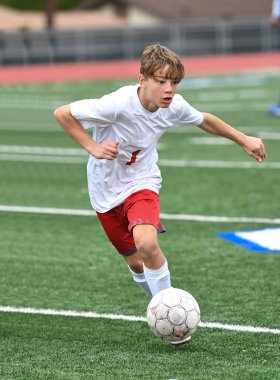 Atletik çocuk bir futbol maçı sırasında inanılmaz oyunlar yapıyor.