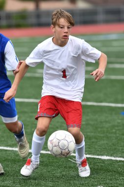 Atletik çocuk bir futbol maçı sırasında inanılmaz oyunlar yapıyor.