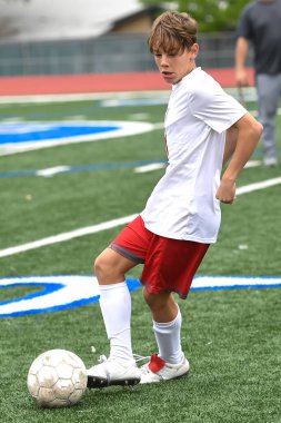 Atletik çocuk bir futbol maçı sırasında inanılmaz oyunlar yapıyor.