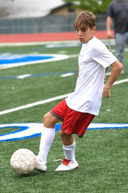 Atletik çocuk bir futbol maçı sırasında inanılmaz oyunlar yapıyor.