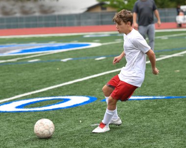 Atletik çocuk bir futbol maçı sırasında inanılmaz oyunlar yapıyor.