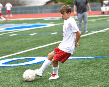 Atletik çocuk bir futbol maçı sırasında inanılmaz oyunlar yapıyor.