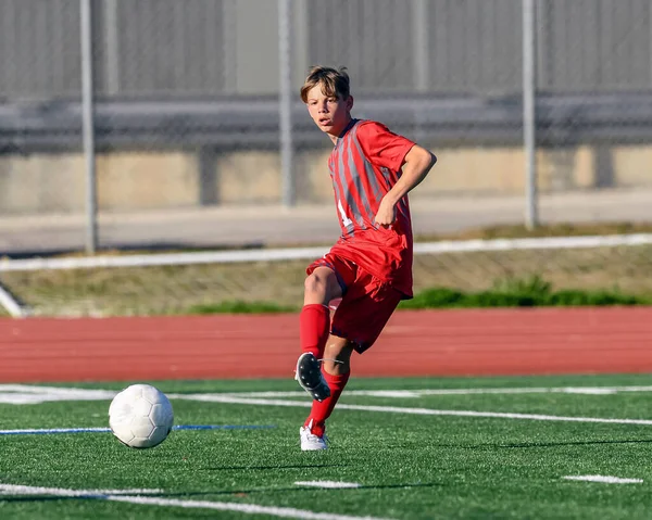 Atletisk Pojke Gör Fantastiska Pjäser Fotbollsmatch — Stockfoto