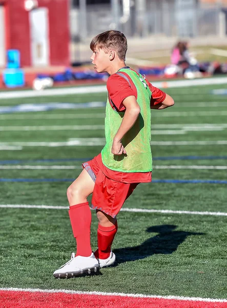 Αθλητικό Αγόρι Κάνει Καταπληκτικά Έργα Κατά Διάρκεια Ενός Αγώνα Ποδοσφαίρου — Φωτογραφία Αρχείου