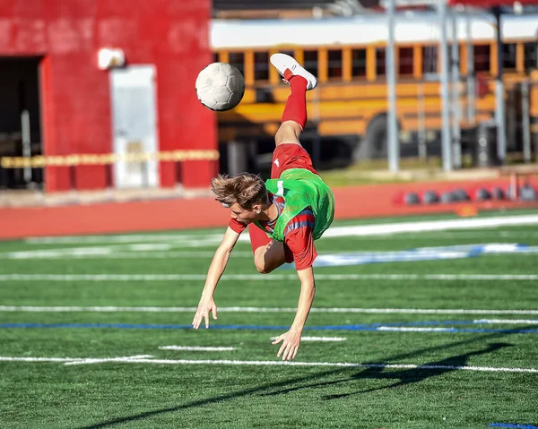 Athletischer Junge Macht Erstaunliche Spiele Während Eines Fußballspiels — Stockfoto
