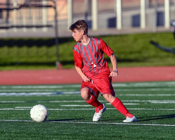 Atletisk Pojke Gör Fantastiska Pjäser Fotbollsmatch — Stockfoto