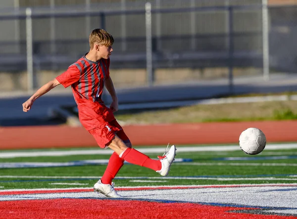 Atletisk Pojke Gör Fantastiska Pjäser Fotbollsmatch — Stockfoto