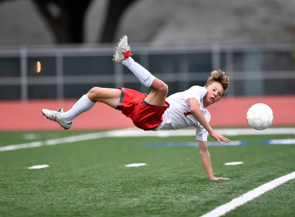 Atletik Çocuk Bir Futbol Maçı Sırasında Inanılmaz Oyunlar Yapıyor — Stok fotoğraf