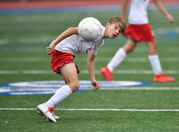 Atletik Çocuk Bir Futbol Maçı Sırasında Inanılmaz Oyunlar Yapıyor — Stok fotoğraf