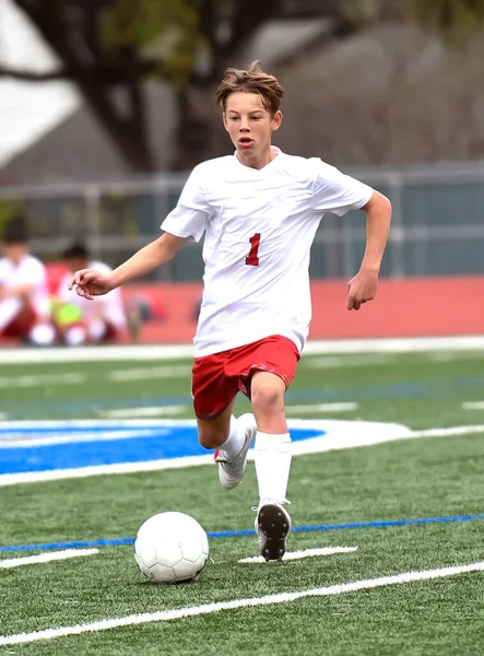 Atletik Çocuk Bir Futbol Maçı Sırasında Inanılmaz Oyunlar Yapıyor — Stok fotoğraf