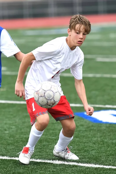 Atletische Jongen Het Maken Van Geweldige Speelt Tijdens Een Voetbalwedstrijd — Stockfoto