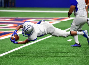 Futbolcuların bir futbol maçı sırasında inanılmaz oyunlar yapmalarının harika aksiyon fotoğrafları.