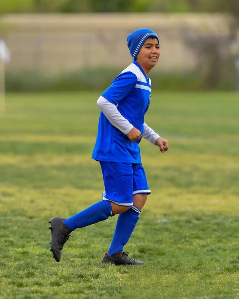 Atletik Genç Bir Çocuk Futbol Maçında Inanılmaz Oyunlar Oynuyor — Stok fotoğraf