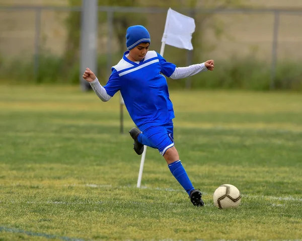 Atletik Genç Bir Çocuk Futbol Maçında Inanılmaz Oyunlar Oynuyor — Stok fotoğraf