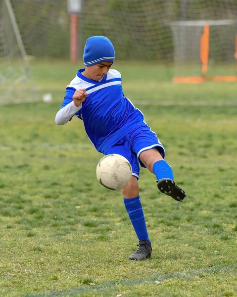 Atletik Genç Bir Çocuk Futbol Maçında Inanılmaz Oyunlar Oynuyor — Stok fotoğraf