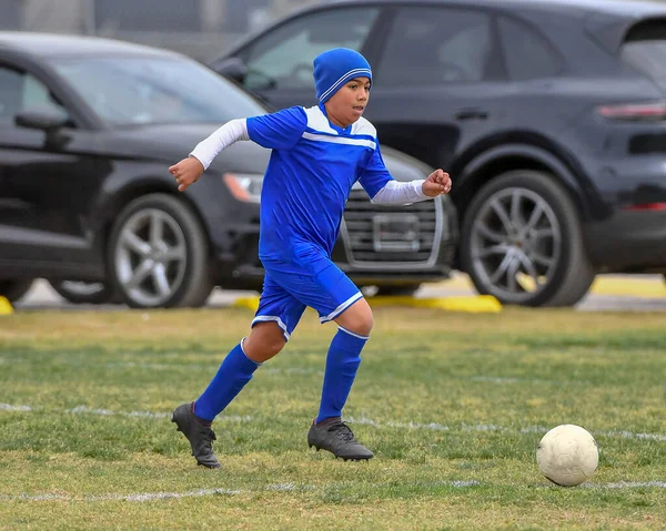 Atletik Genç Bir Çocuk Futbol Maçında Inanılmaz Oyunlar Oynuyor — Stok fotoğraf
