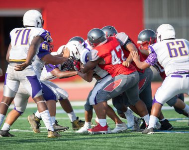 Futbolcuların bir futbol maçı sırasında inanılmaz oyunlar yapmalarının harika aksiyon fotoğrafları.