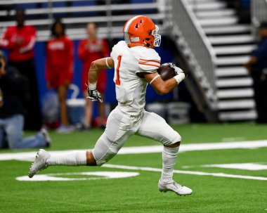 Futbolcuların bir futbol maçı sırasında inanılmaz oyunlar yapmalarının harika aksiyon fotoğrafları.