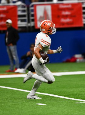 Futbolcuların bir futbol maçı sırasında inanılmaz oyunlar yapmalarının harika aksiyon fotoğrafları.