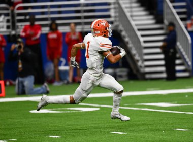 Futbolcuların bir futbol maçı sırasında inanılmaz oyunlar yapmalarının harika aksiyon fotoğrafları.