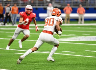 Futbolcuların bir futbol maçı sırasında inanılmaz oyunlar yapmalarının harika aksiyon fotoğrafları.