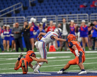 Futbolcuların bir futbol maçı sırasında inanılmaz oyunlar yapmalarının harika aksiyon fotoğrafları.