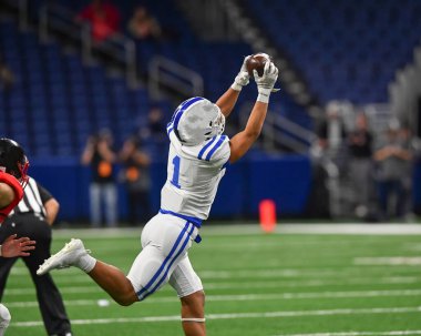 Futbolcuların bir futbol maçı sırasında inanılmaz oyunlar yapmalarının harika aksiyon fotoğrafları.
