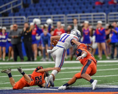 Futbolcuların bir futbol maçı sırasında inanılmaz oyunlar yapmalarının harika aksiyon fotoğrafları.