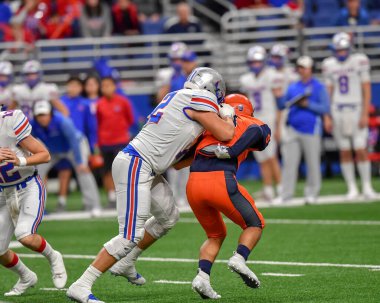Futbolcuların bir futbol maçı sırasında inanılmaz oyunlar yapmalarının harika aksiyon fotoğrafları.