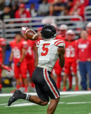 Futbolcuların bir futbol maçı sırasında inanılmaz oyunlar yapmalarının harika aksiyon fotoğrafları.