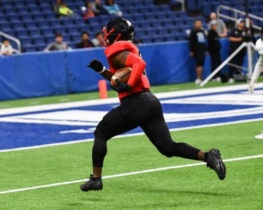 Futbolcuların bir futbol maçı sırasında inanılmaz oyunlar yapmalarının harika aksiyon fotoğrafları.