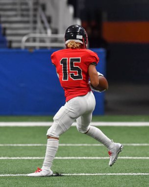 Futbolcuların bir futbol maçı sırasında inanılmaz oyunlar yapmalarının harika aksiyon fotoğrafları.