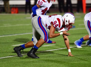 Futbolcuların bir futbol maçı sırasında inanılmaz oyunlar yapmalarının harika aksiyon fotoğrafları.