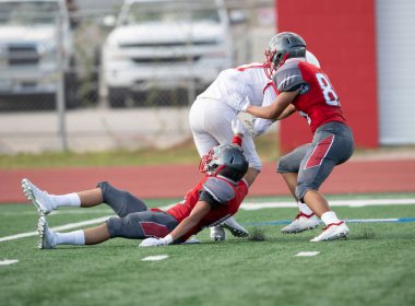 Futbolcuların bir futbol maçı sırasında inanılmaz oyunlar yapmalarının harika aksiyon fotoğrafları.