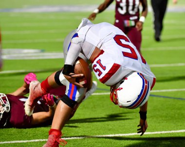Futbolcuların bir futbol maçı sırasında inanılmaz oyunlar yapmalarının harika aksiyon fotoğrafları.