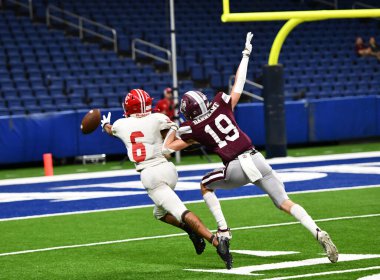 Futbolcuların bir futbol maçı sırasında inanılmaz oyunlar yapmalarının harika aksiyon fotoğrafları.