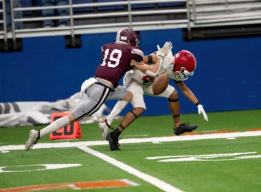 Futbolcuların bir futbol maçı sırasında inanılmaz oyunlar yapmalarının harika aksiyon fotoğrafları.