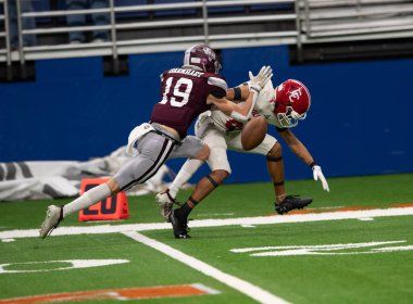 Futbolcuların bir futbol maçı sırasında inanılmaz oyunlar yapmalarının harika aksiyon fotoğrafları.