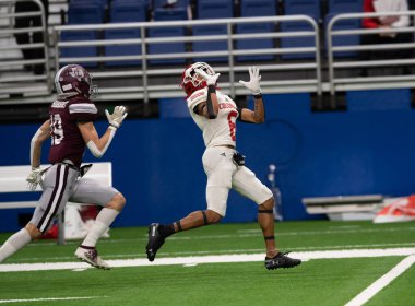 Futbolcuların bir futbol maçı sırasında inanılmaz oyunlar yapmalarının harika aksiyon fotoğrafları.