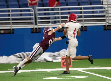 Futbolcuların bir futbol maçı sırasında inanılmaz oyunlar yapmalarının harika aksiyon fotoğrafları.