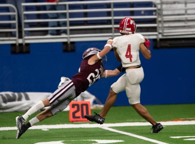 Futbolcuların bir futbol maçı sırasında inanılmaz oyunlar yapmalarının harika aksiyon fotoğrafları.