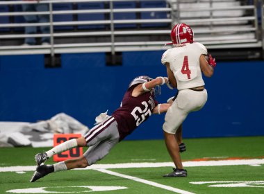 Futbolcuların bir futbol maçı sırasında inanılmaz oyunlar yapmalarının harika aksiyon fotoğrafları.