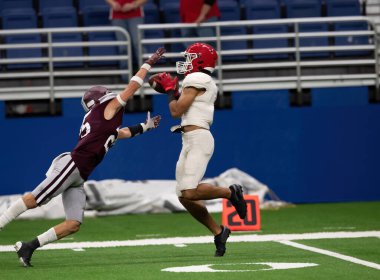 Futbolcuların bir futbol maçı sırasında inanılmaz oyunlar yapmalarının harika aksiyon fotoğrafları.