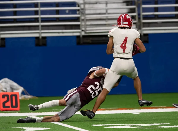 Futbolcuların bir futbol maçı sırasında inanılmaz oyunlar yapmalarının harika aksiyon fotoğrafları.