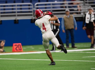 Futbolcuların bir futbol maçı sırasında inanılmaz oyunlar yapmalarının harika aksiyon fotoğrafları.