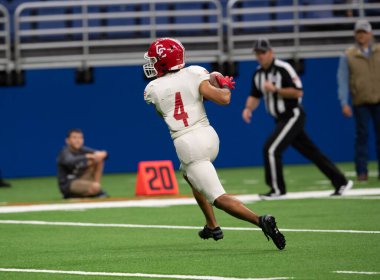 Futbolcuların bir futbol maçı sırasında inanılmaz oyunlar yapmalarının harika aksiyon fotoğrafları.