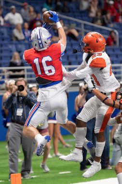 Futbolcuların bir futbol maçı sırasında inanılmaz oyunlar yapmalarının harika aksiyon fotoğrafları.